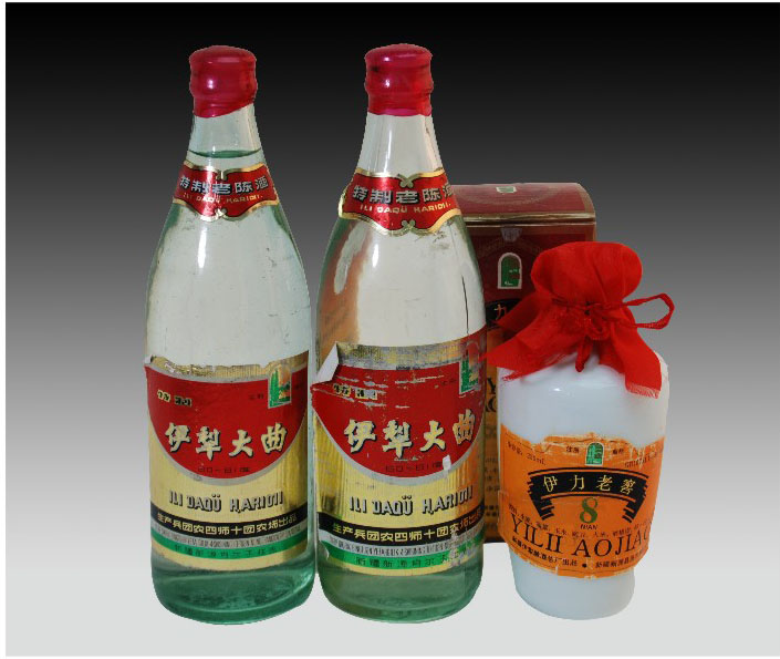 拍品編號(hào)：038 拍品名稱(chēng)：特制伊犁大曲、特制伊犁大曲、伊力老窖8年